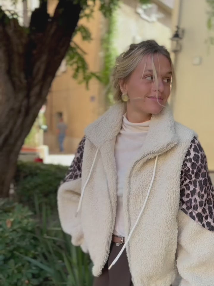 Veste moumoute écrue à empiècements léopard