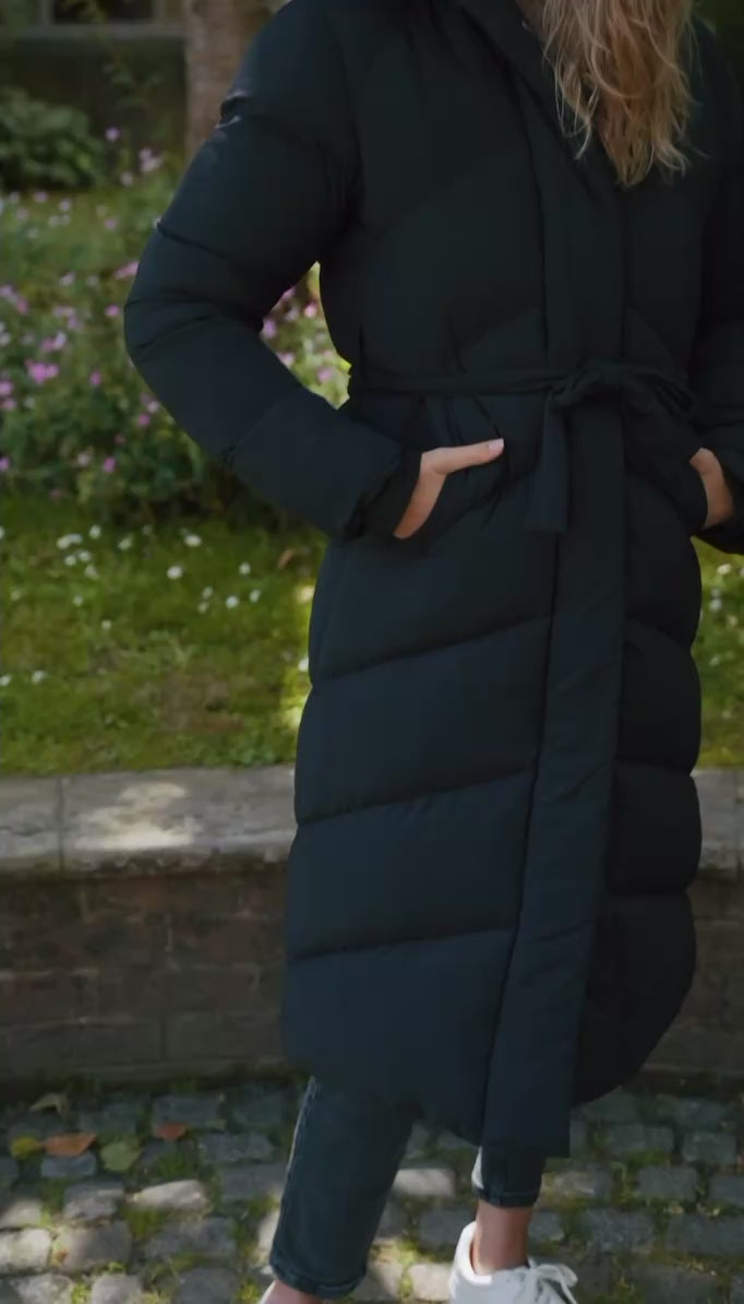 Doudoune noire longue avec capuche et ceinture de serrage