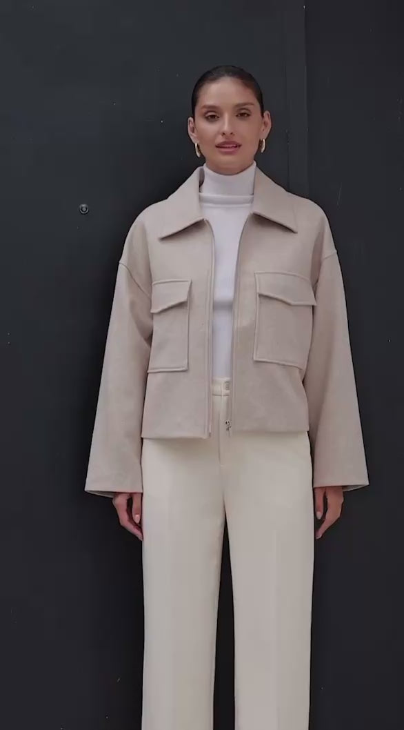 Veste courte structurée beige en laine mélangée à poches plaquées