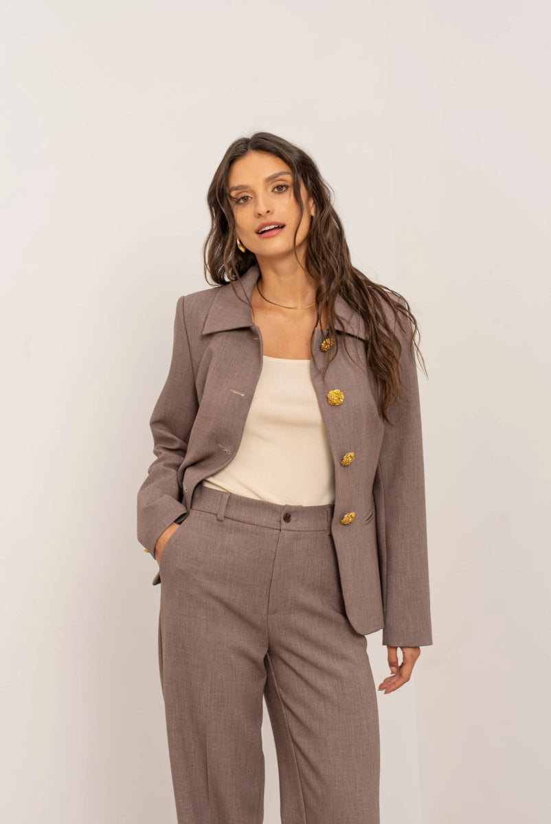 Veste cintrée taupe Aura avec col chemise structuré et boutons dorés - RIVE GAUCHE
